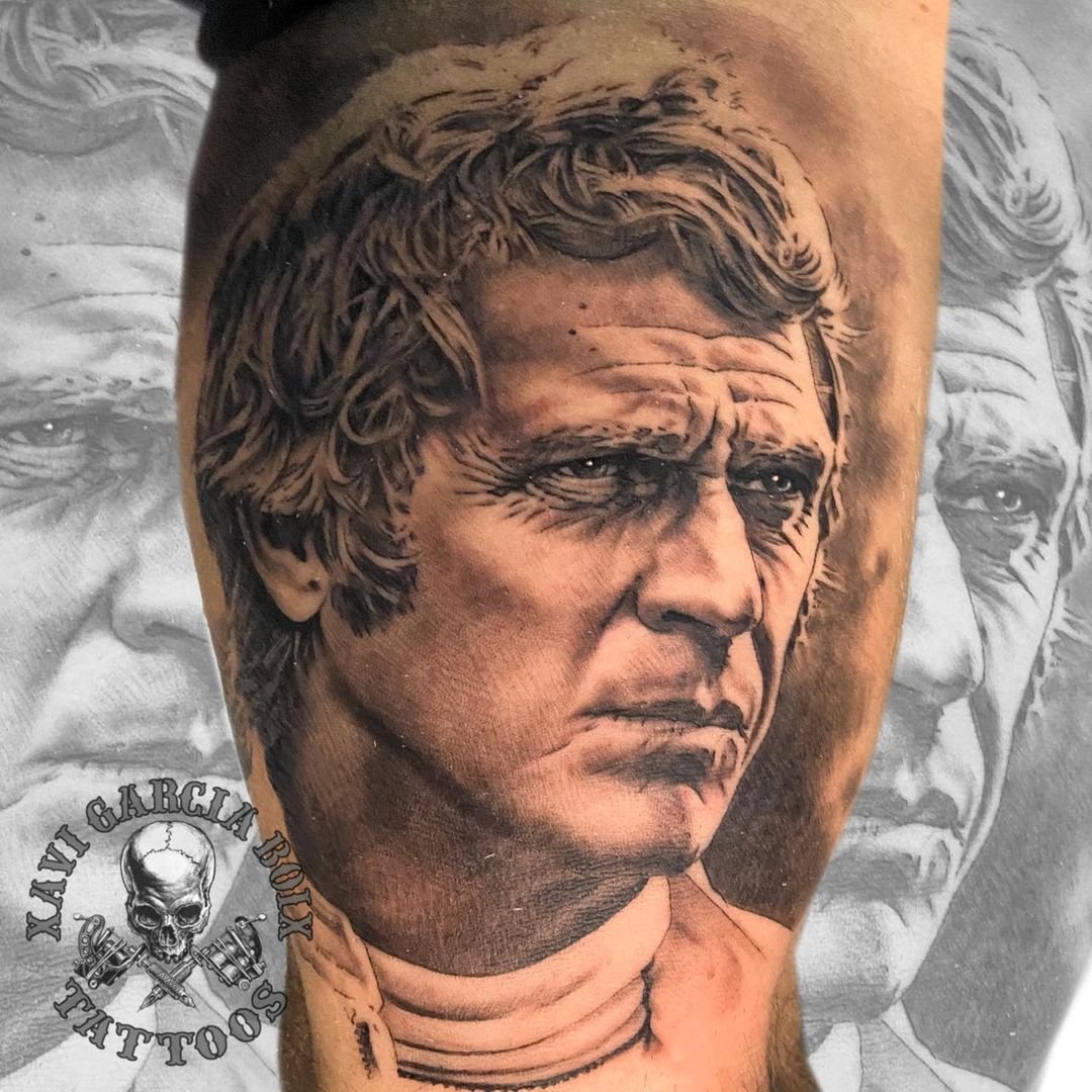 Tatuaje retrato realista de Steve McQueen en Valencia por Xavi García Boix