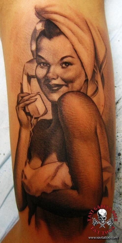 Tatuaje pin-up realista de Pin-up del teléfono en la ducha en Valencia por Xavi García Boix