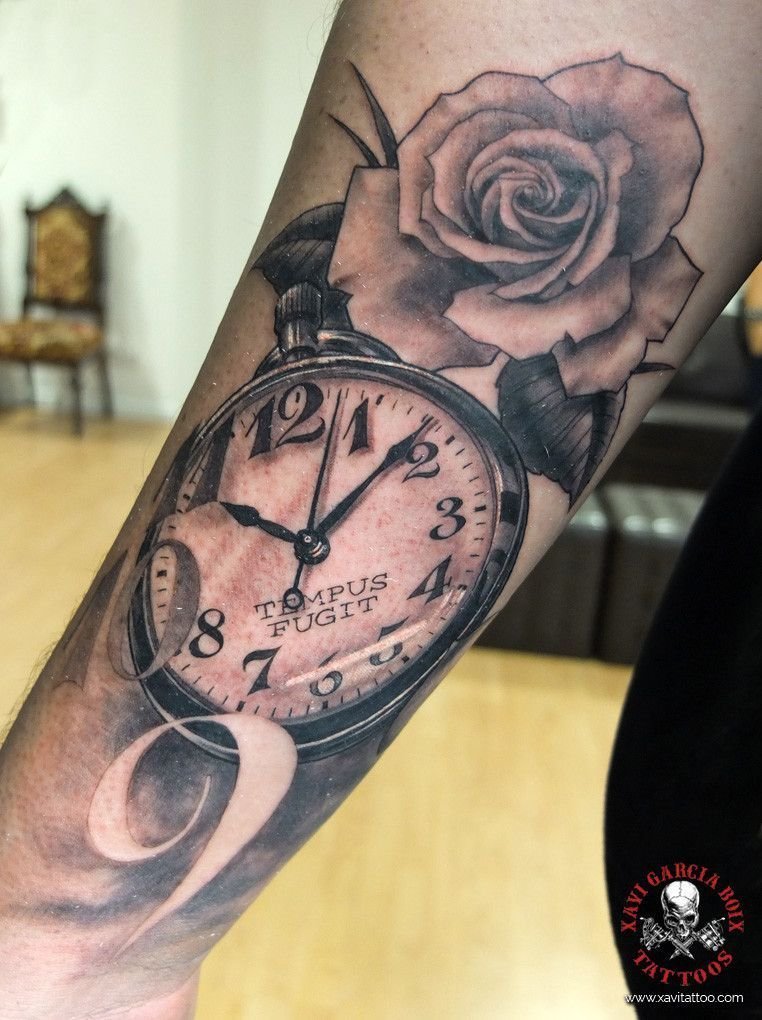 Tatuaje realista: reloj de bolsillo con una rosa, por Xavi García Boix en Valencia