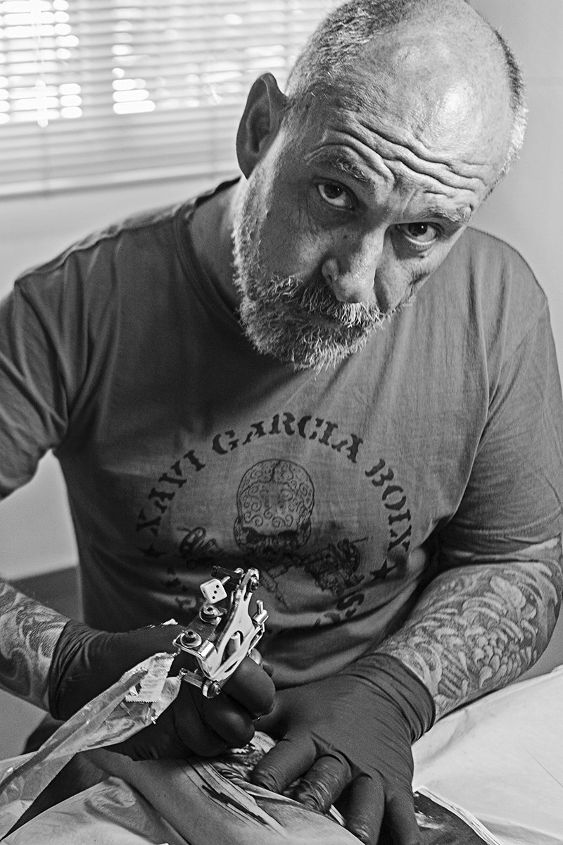 Retrato de Xavi García Boix, tatuador de realismo en Valencia