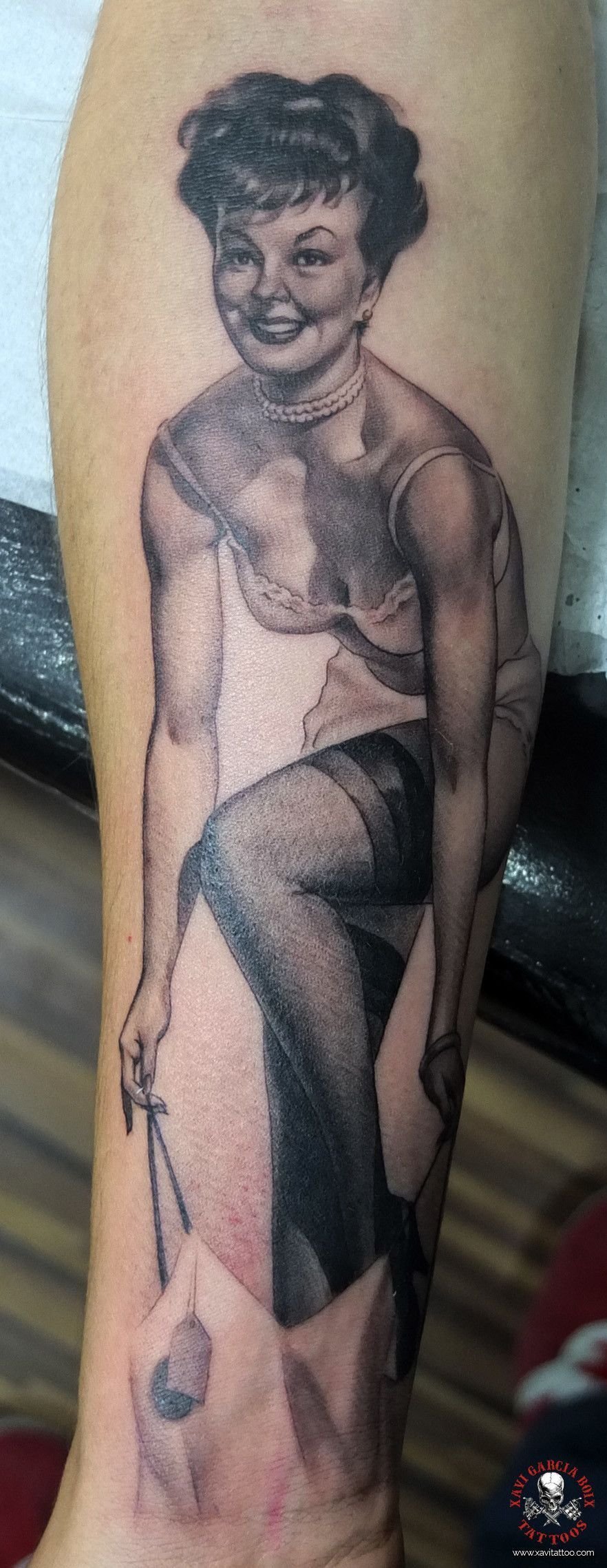 Tatuaje pin-up realista de Vane en Valencia por Xavi García Boix