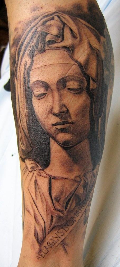 Tatuaje realista: rostro de la Virgen de La Piedad de Miguel Ángel, por Xavi García Boix en Valencia