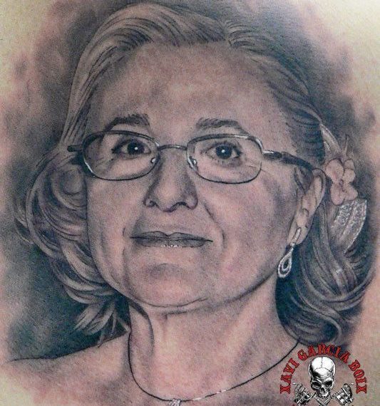 xavi garcia boix tattoo retrato realismo portrait realism tatuaje valencia familia family tatuajes madre mother 01