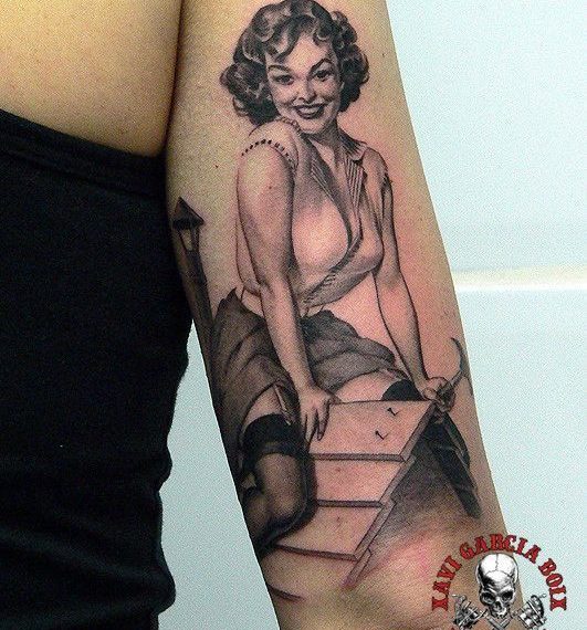 xavi garcia boix tattoo retrato realismo portrait realism tatuaje valencia pin ups girls chicas Maid Pin Up dog house caseta perro 50s