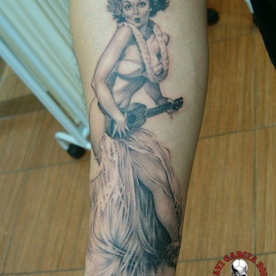 xavi garcia boix tattoo retrato realismo portrait realism tatuaje valencia pin ups girls chicas Maid Pin Up hawaii ukelele