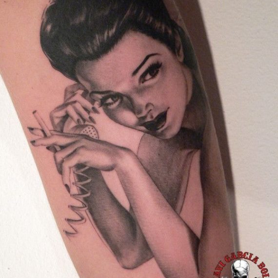 xavi garcia boix tattoo retrato realismo portrait realism tatuaje valencia pin ups girls chicas Maid Pin Up phone telefono