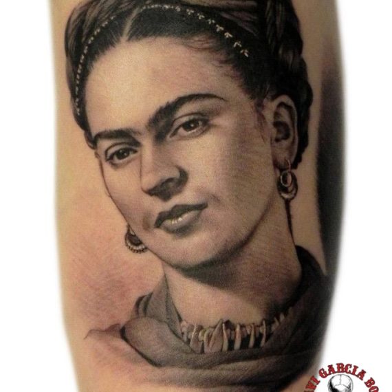 xavi garcia boix tattoo retrato realismo portrait realism tatuaje valencia tatuajes personajes famosos famous characters Frida Kahlo-02