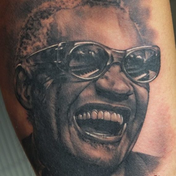 xavi garcia boix tattoo retrato realismo portrait realism tatuaje valencia tatuajes personajes famosos famous characters RAY-CHARLES-01